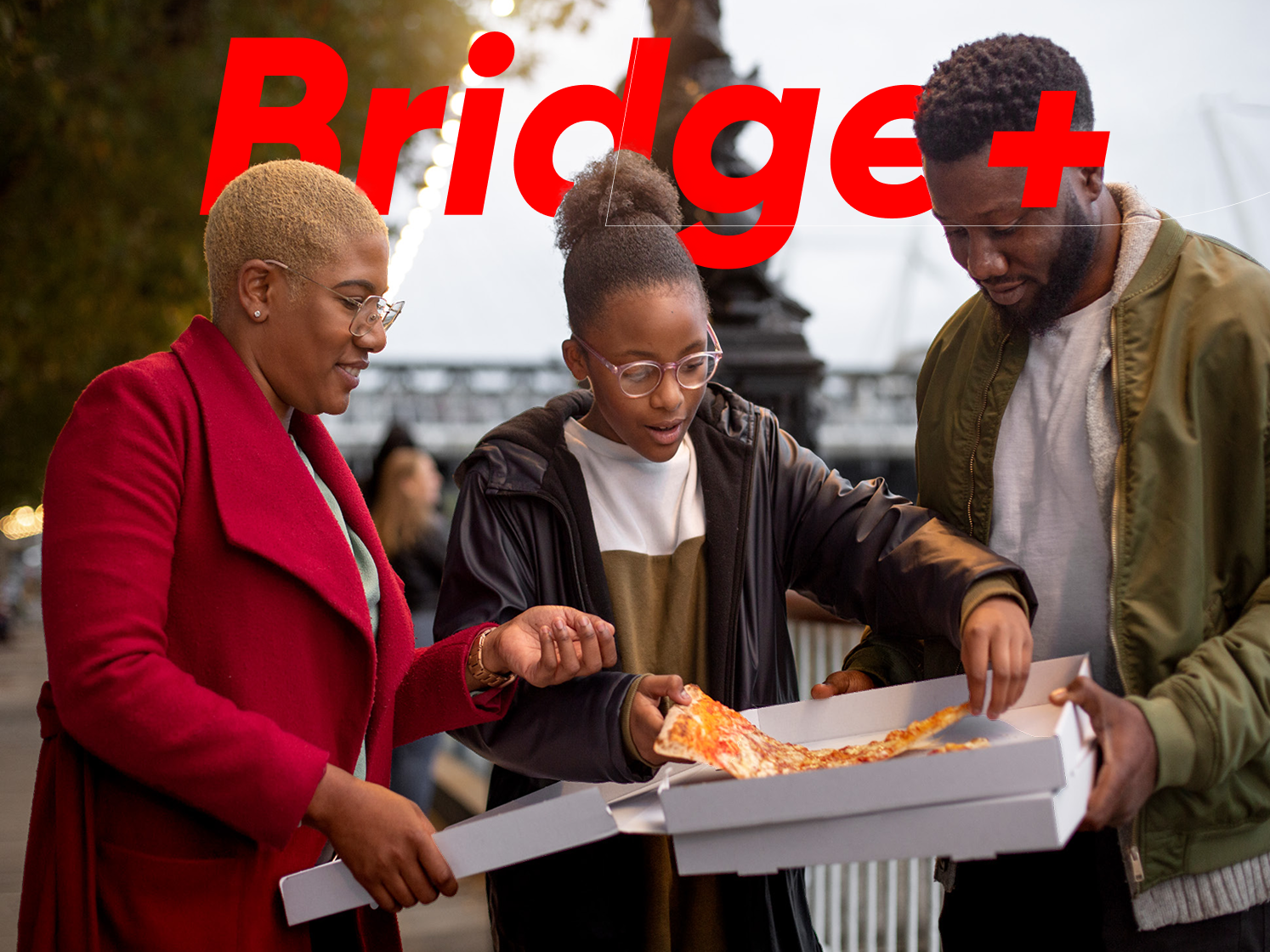 Trois personnes partageant une pizza - Bridge+
