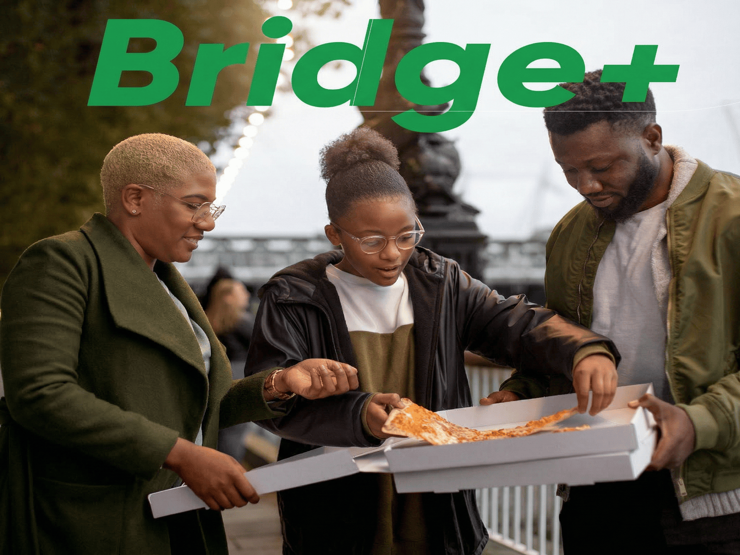 Trois personnes partageant une pizza - Bridge+